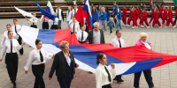 День российского флага отметили праздничным шествием в парке - Regions.Ru